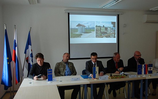 Gradbena dela v okviru projekta Oskrba s pitno vodo na območju Domžale - Kamnik, v katerega je vključenih pet občin, se izvajajo le še v dveh